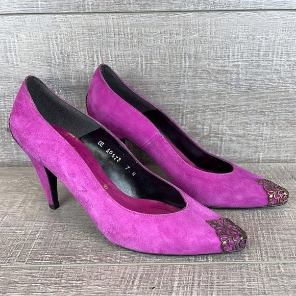 caressa Shoes - Caressa size 7 N fuschia suede metal filigree accent heels